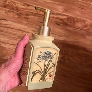 Lotion Bath soap dispenser art in motion nature’s curiosities plant flowers EUC